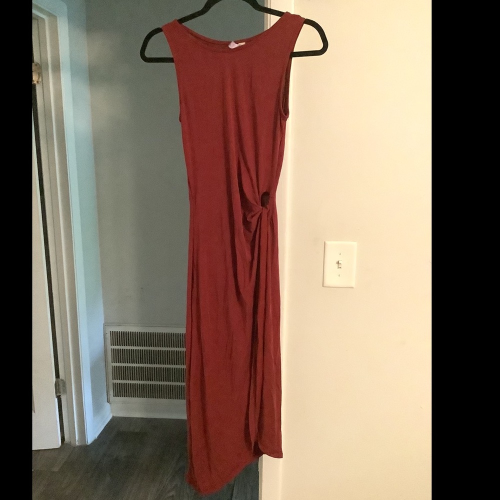 Fitted dress with cutout